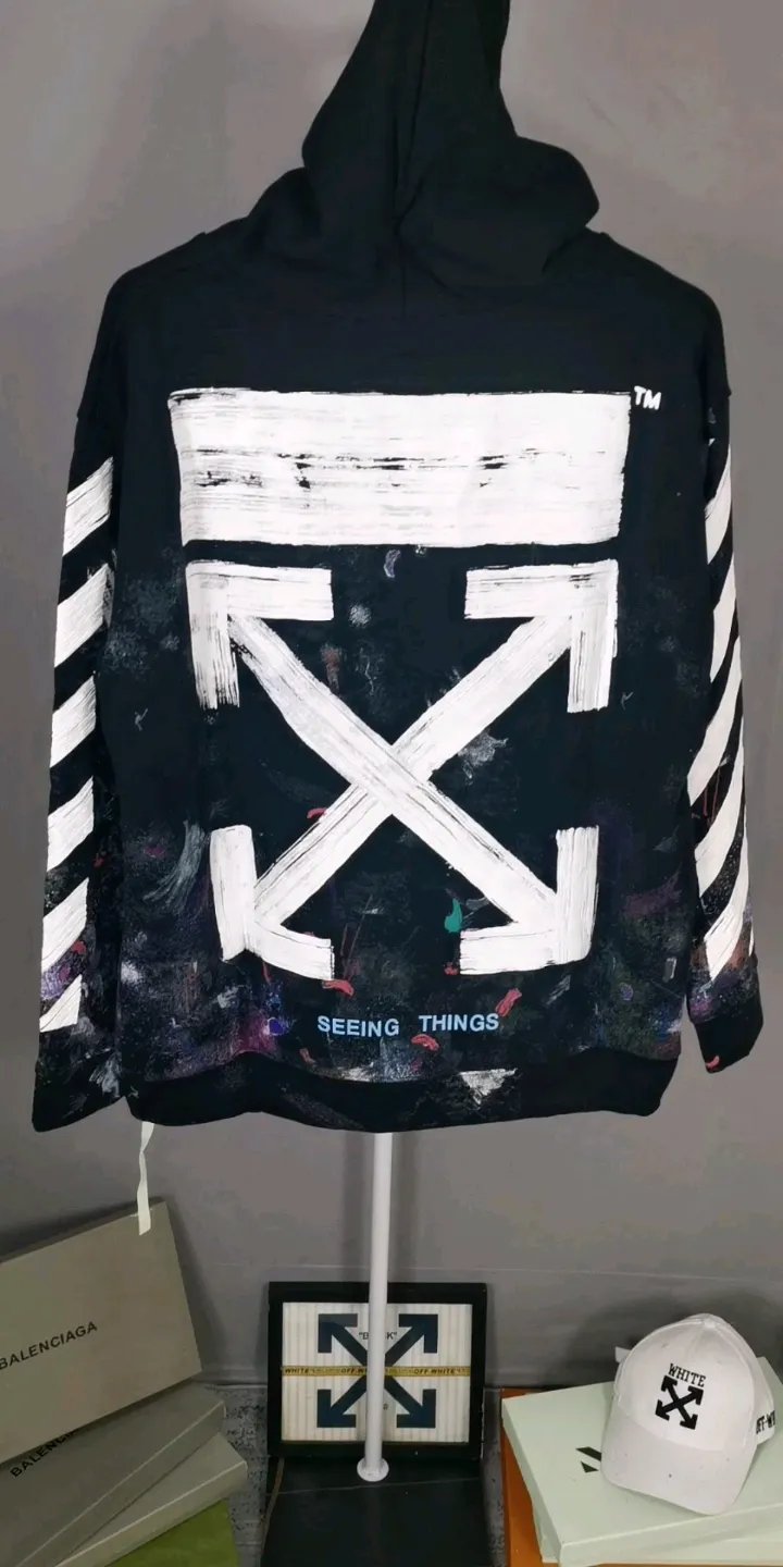 Actual video shot: Original audio explanation of Starry Sky Fireworks Hoodie Style 1 - Top tested version OFFWHITE Starry Sky Fireworks Melbourne Limited Ink Splash Hoodie Hooded Pullover Fabric: Customized (more than 490 grams - counter double-ply large terry fabric) high-gram weight fabric made into clothes that look more textured, soft to the touch, super thick, classic version, small dropped shoulders, micro silhouette! Pay attention to the important points~ The weight of more than 490 grams is not exaggerated and does not contain water. Those sellers who brag about the weight can only deceive novice customers. But when you get our goods, the weight and sinking are right there. You can taste it yourself, and the texture does not lie! (100% cotton fabric, no pilling) The white arrows on the back + the stripes on the arms are all made of foam and have a feel and protrusions. The fireworks color system is obtained through contrasting printing. There are eight panels in the whole body. Seven color sets and eight panels are printed in eight times. The first layer is gray, the second layer is white, the third layer is yellow, the fourth layer is green, the fifth layer is blue, the sixth layer is purple, the seventh layer is orange. The last layer is arrow paint printing. The seven colors are layered on each other, which will also create new colors. The arrows on the back and the front squares are first glued and then hung in four layers. The paint has an obvious concave and convex feeling. Quality speaks for itself in the details. The blue letters are electrostatic three-dimensional flocking, which is done separately and then printed through high-temperature thermal transfer‼ ️It can be called a fake killer, you can see that every detail on the clothes is ceiling craftsmanship‼ ️ Size chart